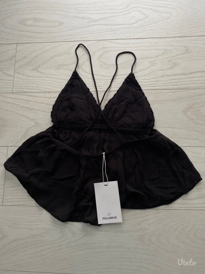Pullandbear top sa etiketom