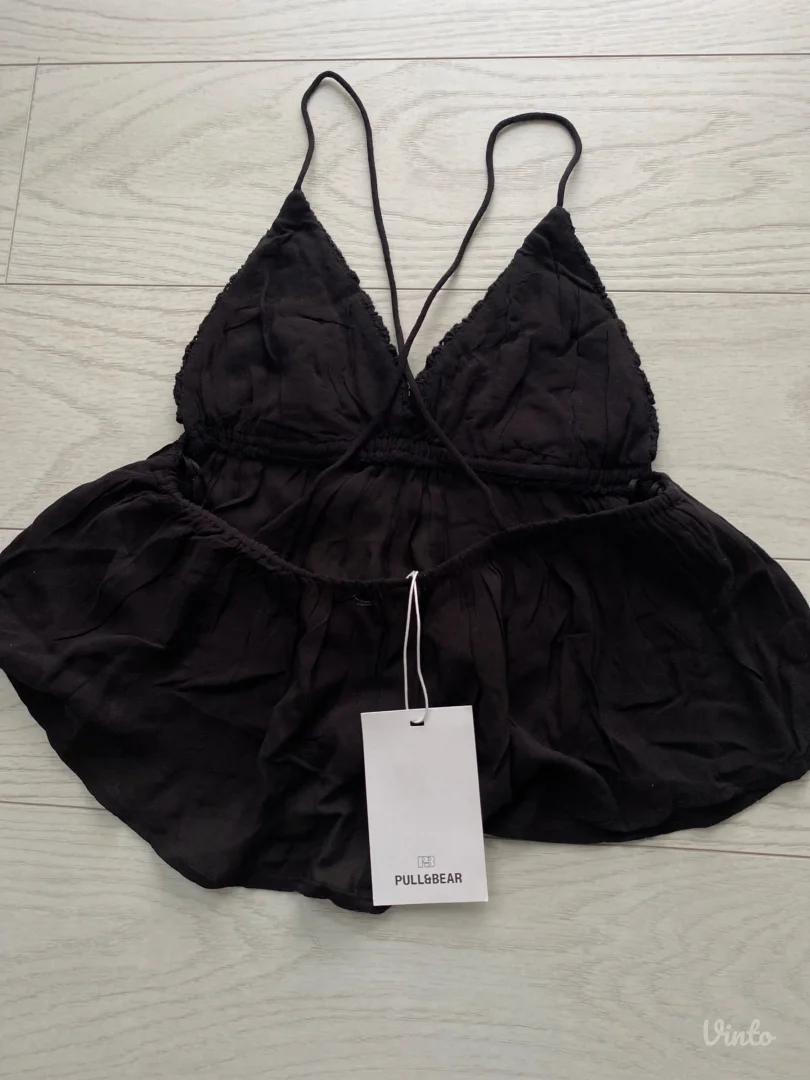 Pullandbear top sa etiketom