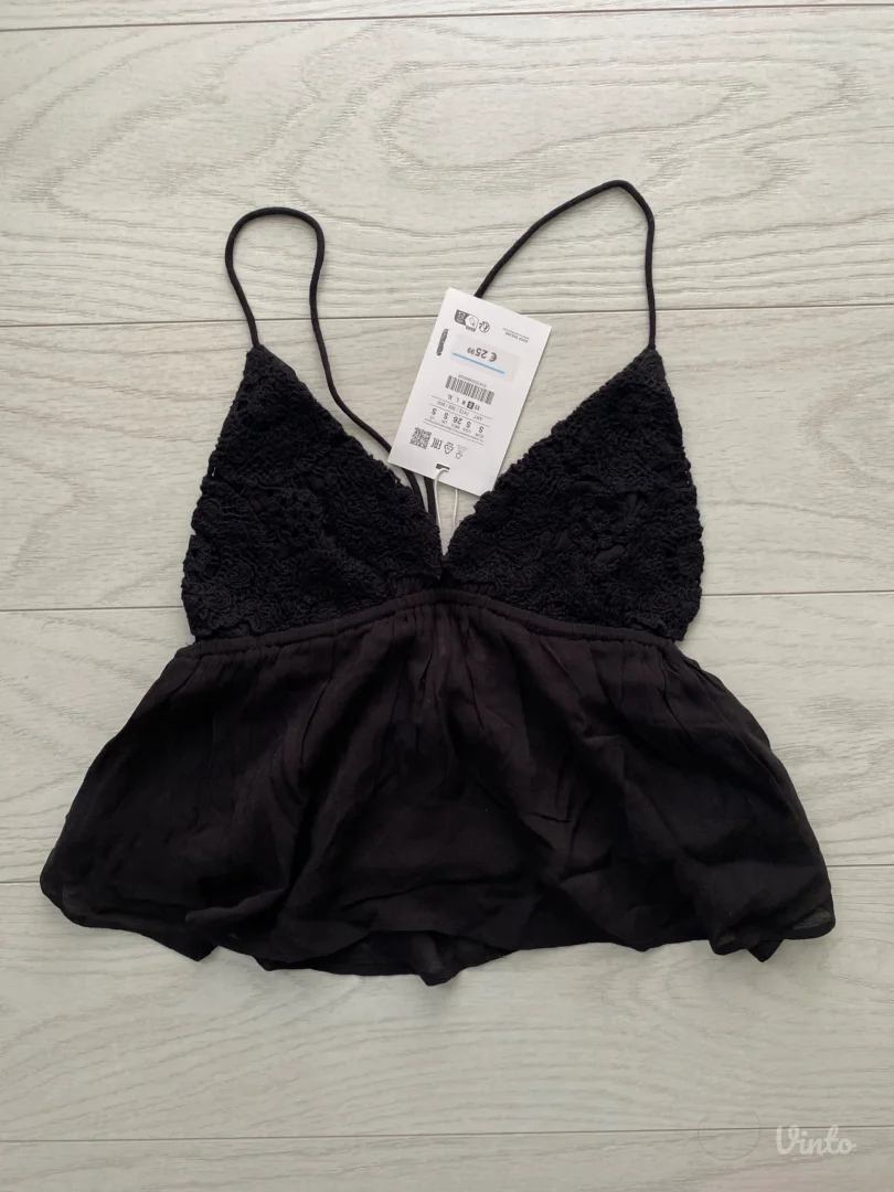 Pullandbear top sa etiketom