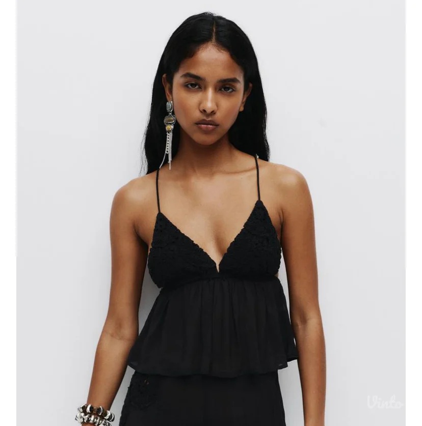 Pullandbear top sa etiketom