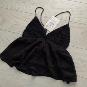 Pullandbear top sa etiketom