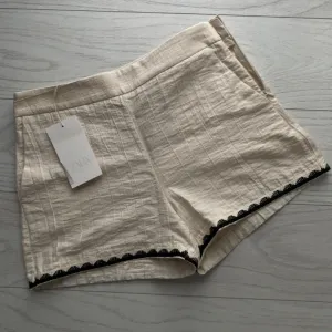 Zara sorc sa etiketom