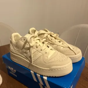 Adidas- svetlo zute patike