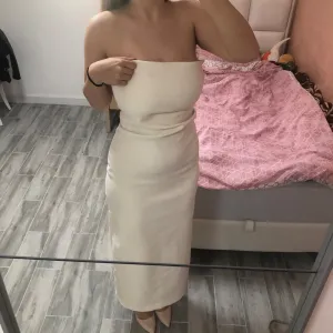 Zara bela duga haljina
