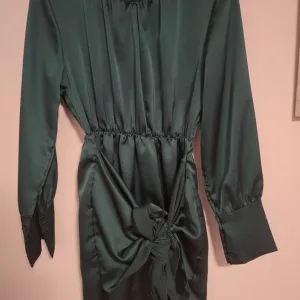 Tamno zelena zenska haljina