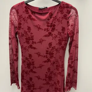 Bordo crvena haljina