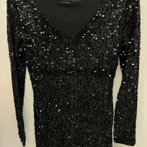 Crna krljust/sljokice haljina