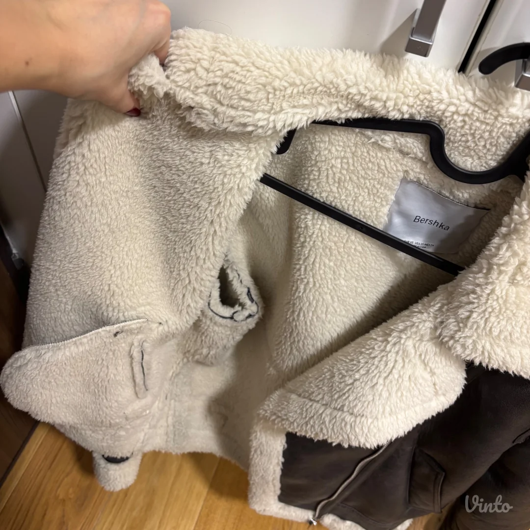 Bershka jakna sa krznom