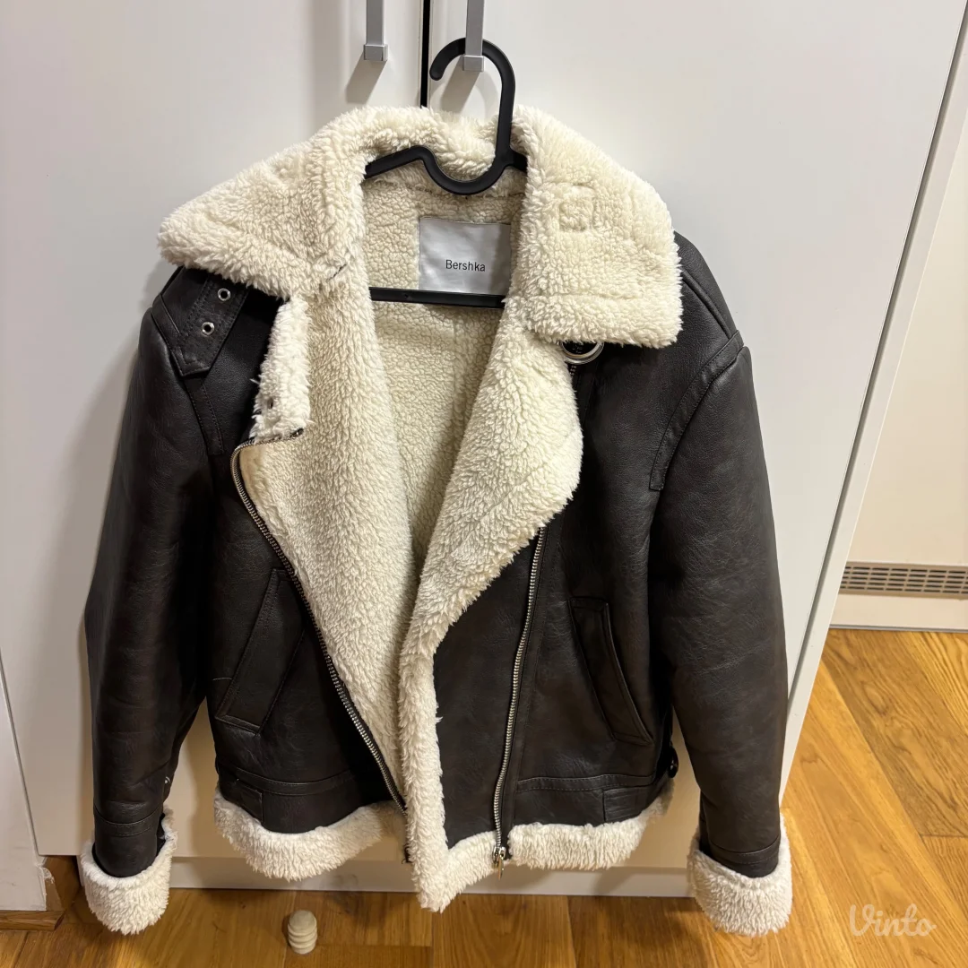 Bershka jakna sa krznom