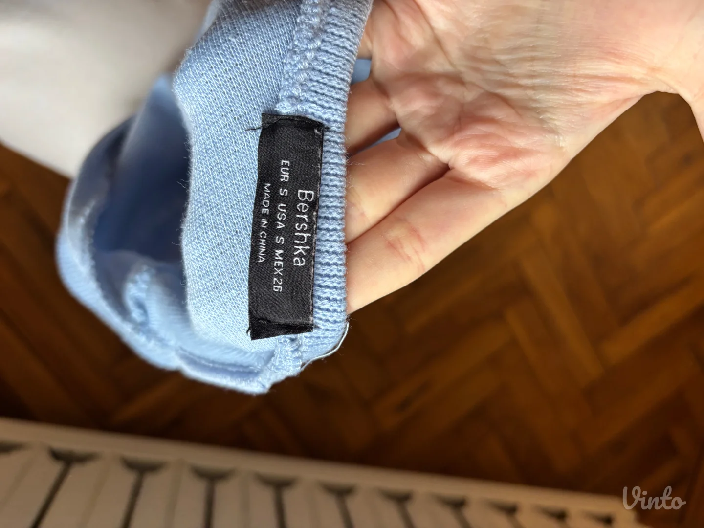 Bershka džemper plavi  V izrez