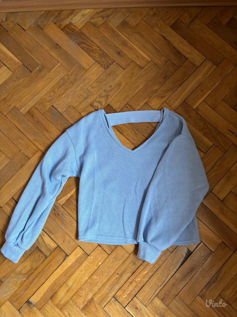 Bershka džemper plavi  V izrez