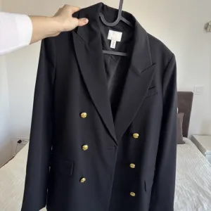 Crni sako sa dugmicima H&M