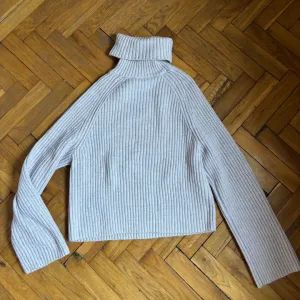 H&M lila džemper rolka