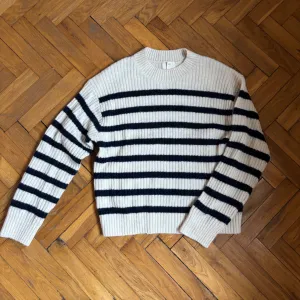 H&M prugasti džemper