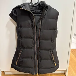 ZARA strukirani prsluk sa kapuljacom