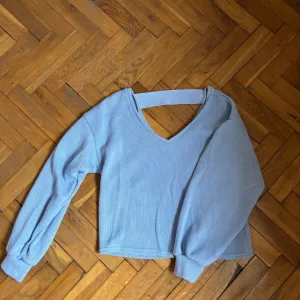 Bershka džemper plavi  V izrez