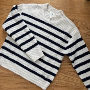 H&M prugasti džemper