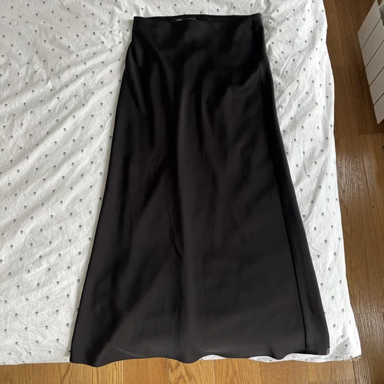 ZARA midi satenska suknja