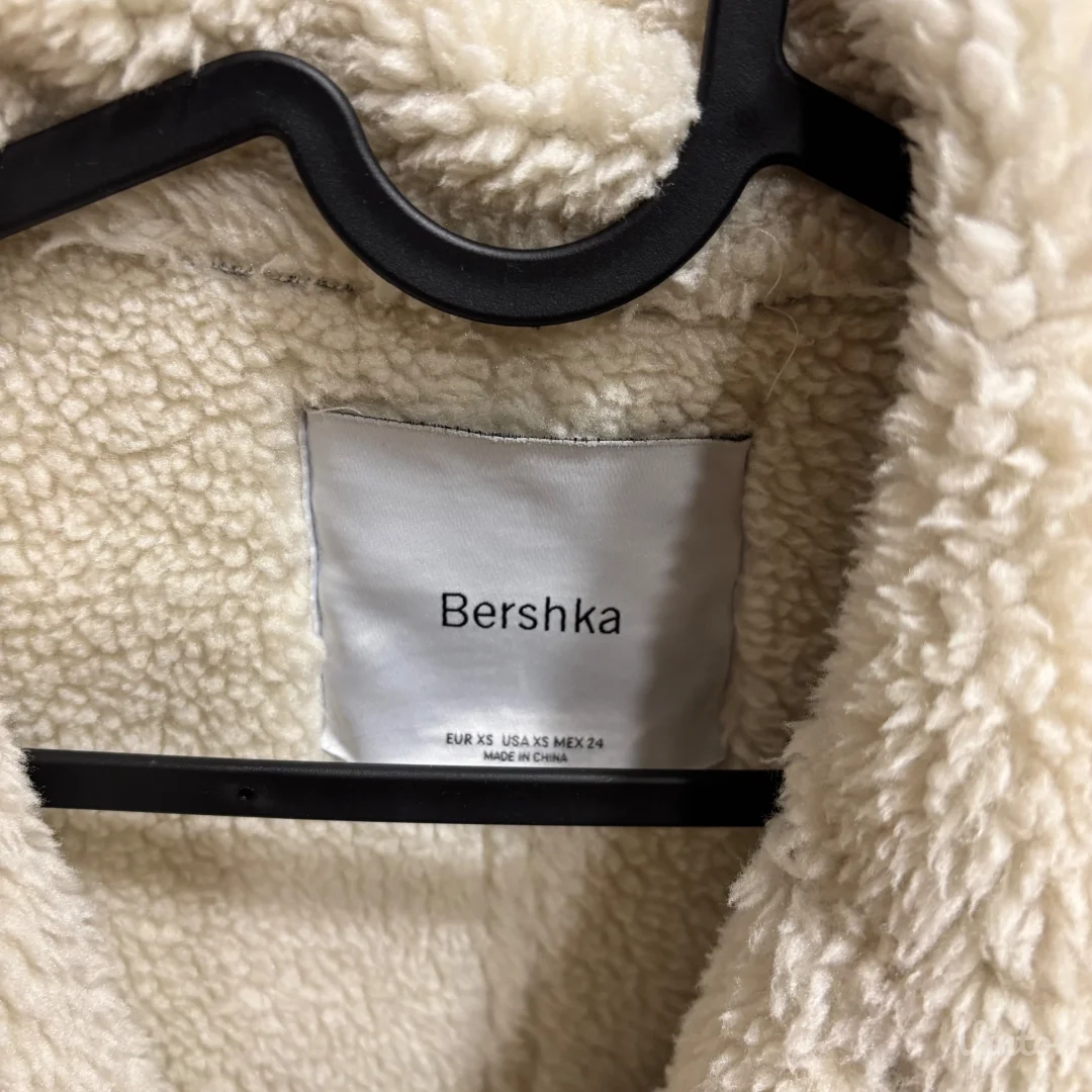 Bershka jakna sa krznom