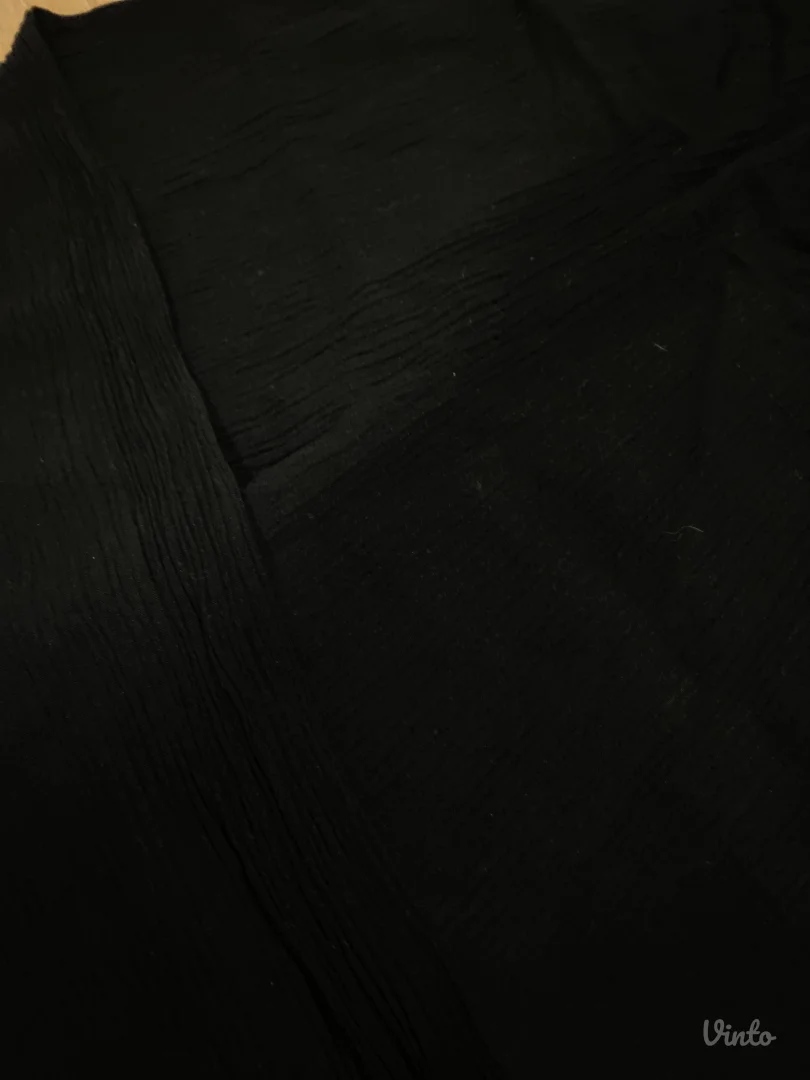 crne pantalone od rebrastog materijala