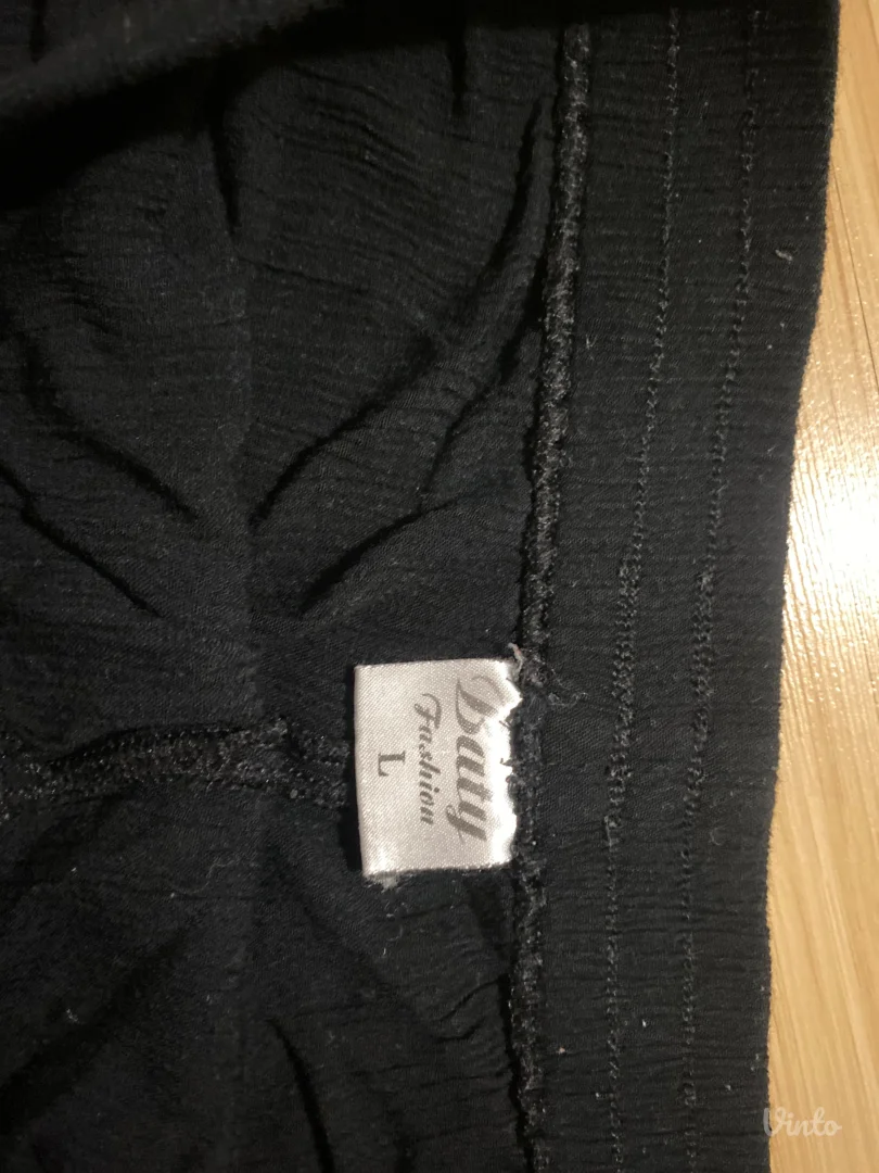 crne pantalone od rebrastog materijala