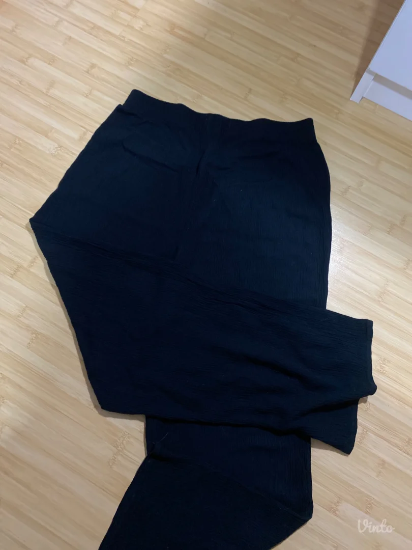 crne pantalone od rebrastog materijala