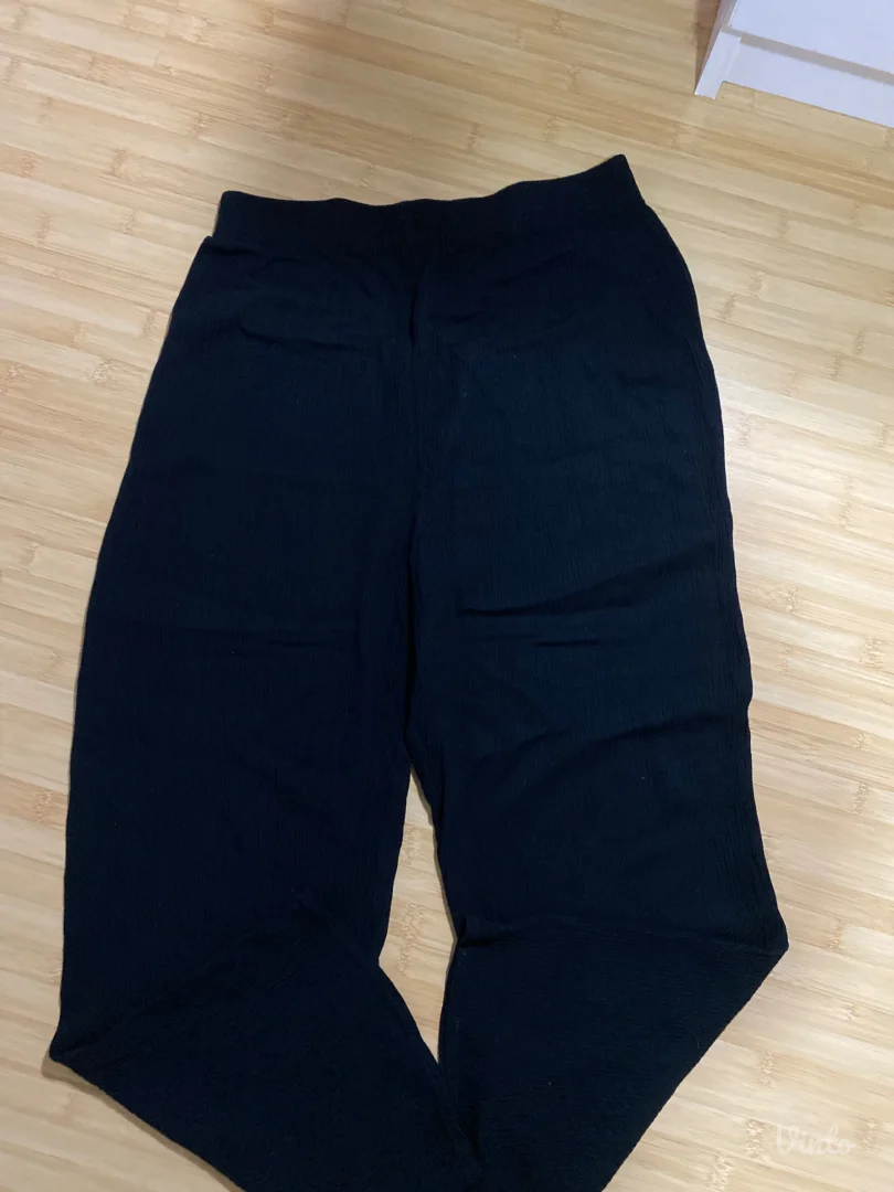 crne pantalone od rebrastog materijala