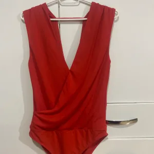 H&M crveni bodi na preklop