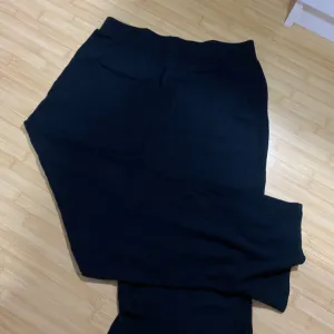 crne pantalone od rebrastog materijala
