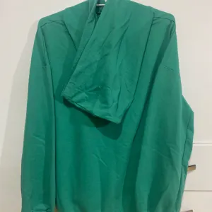 LC WAIKIKI zeleni duks sa natpisom