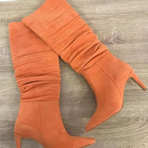 N - Nove ženske čizme