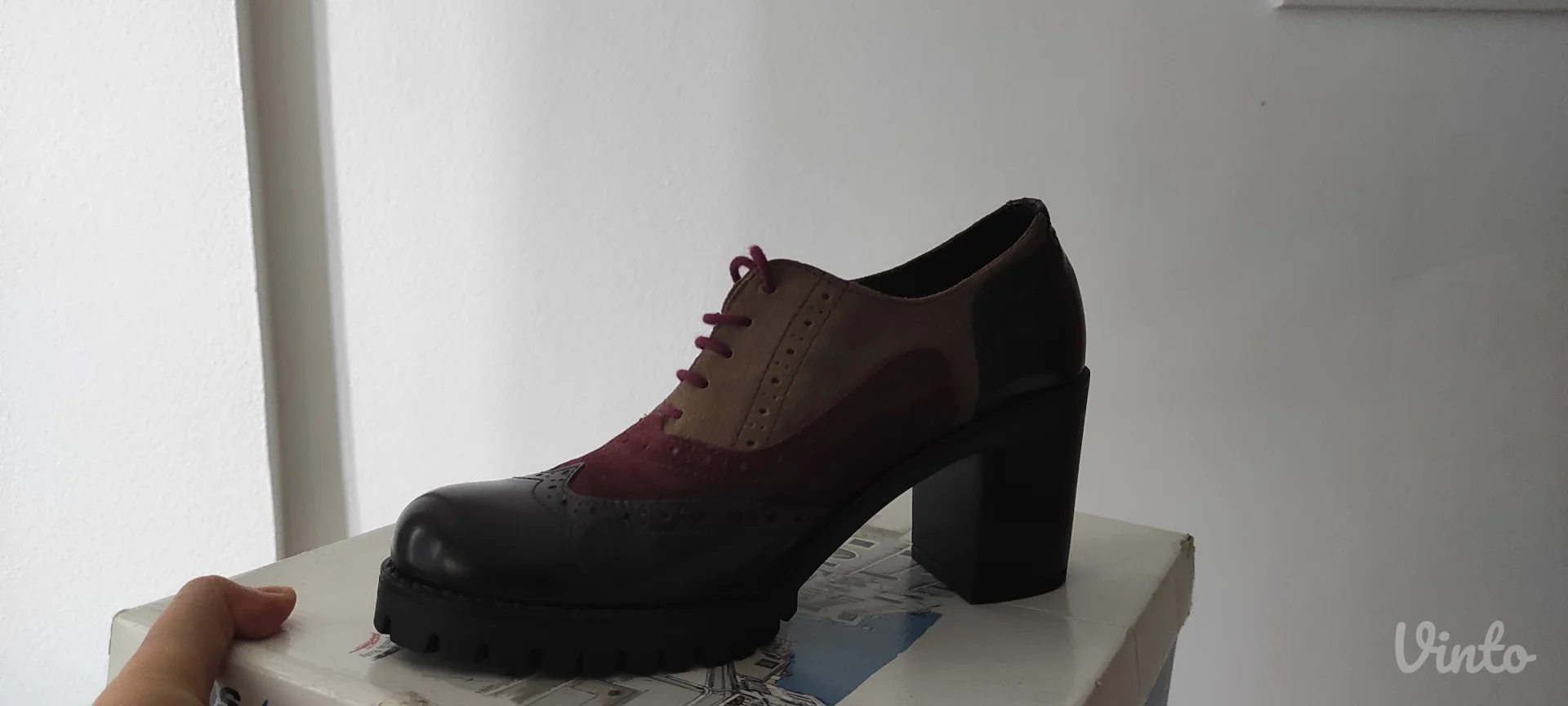 Oxford cipele na stiklu