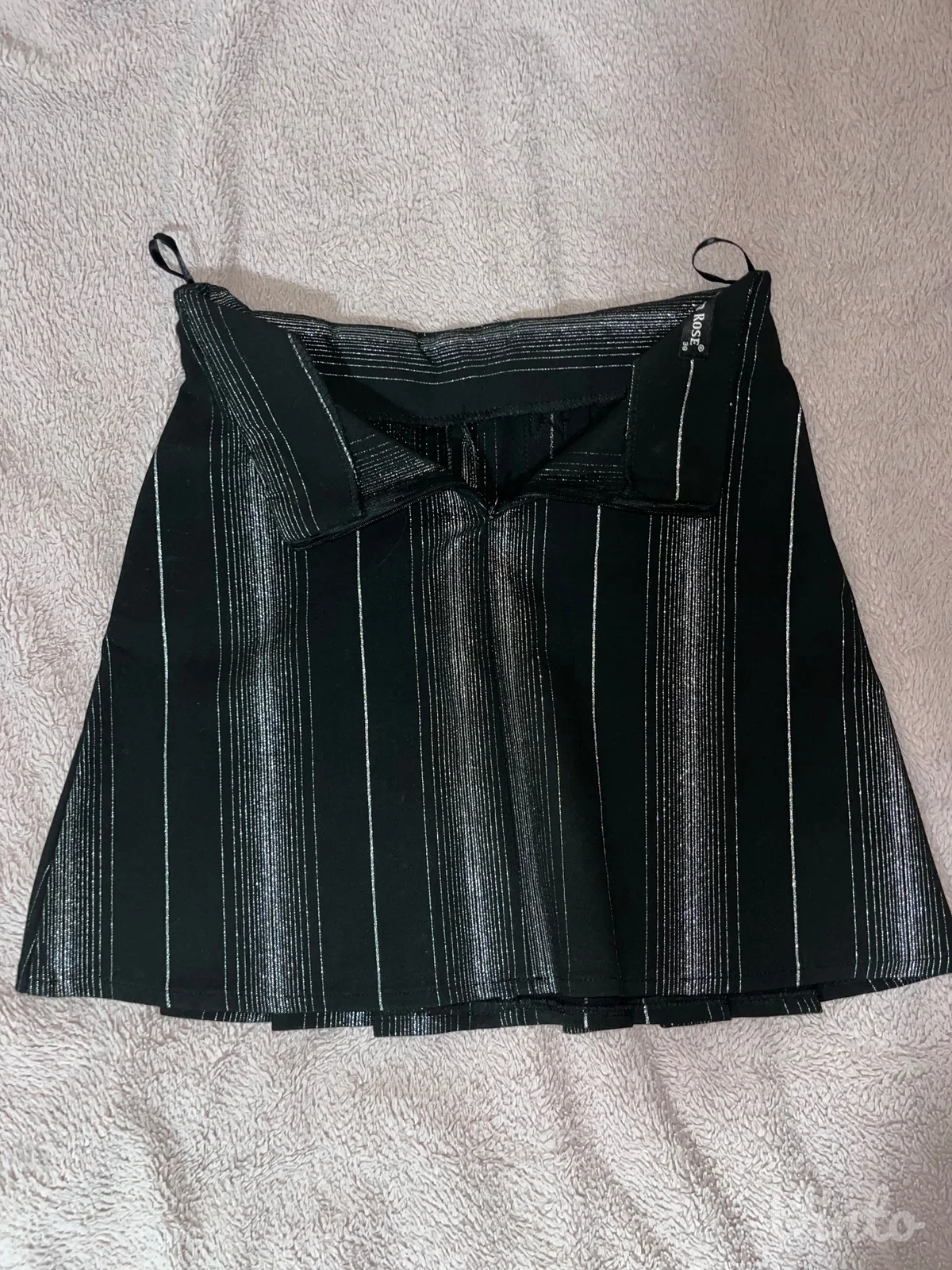 Elegantna crna suknja