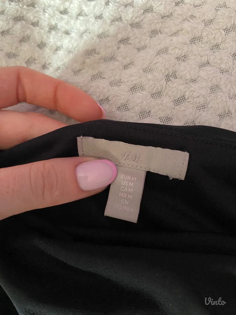 H&M crni top bez rukava