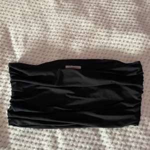 H&M crni top bez rukava