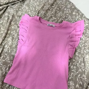 Zara roze majica sa karnerima