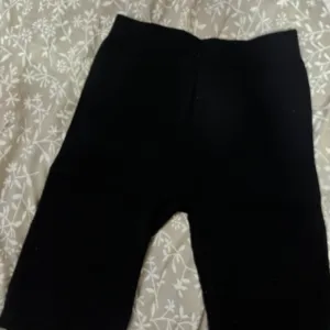 Zara biciklisticke helanke