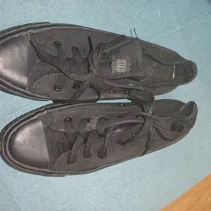 Converse crne plitke patike