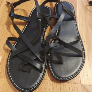 Crne ravne sandale 40