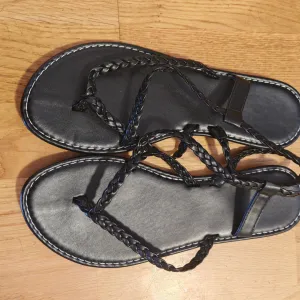 Crne ravne sandale 40