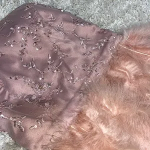 Svecana haljina sa perjem