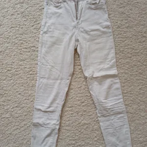 bele zenske farmerke