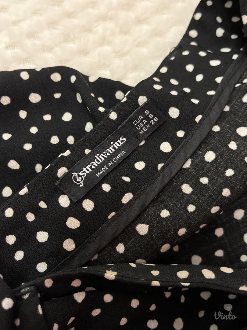 Crna mini suknja sa tufnicama