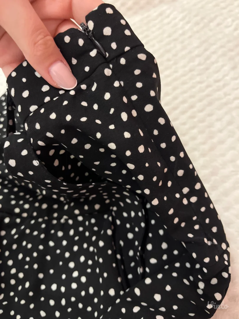 Crna mini suknja sa tufnicama