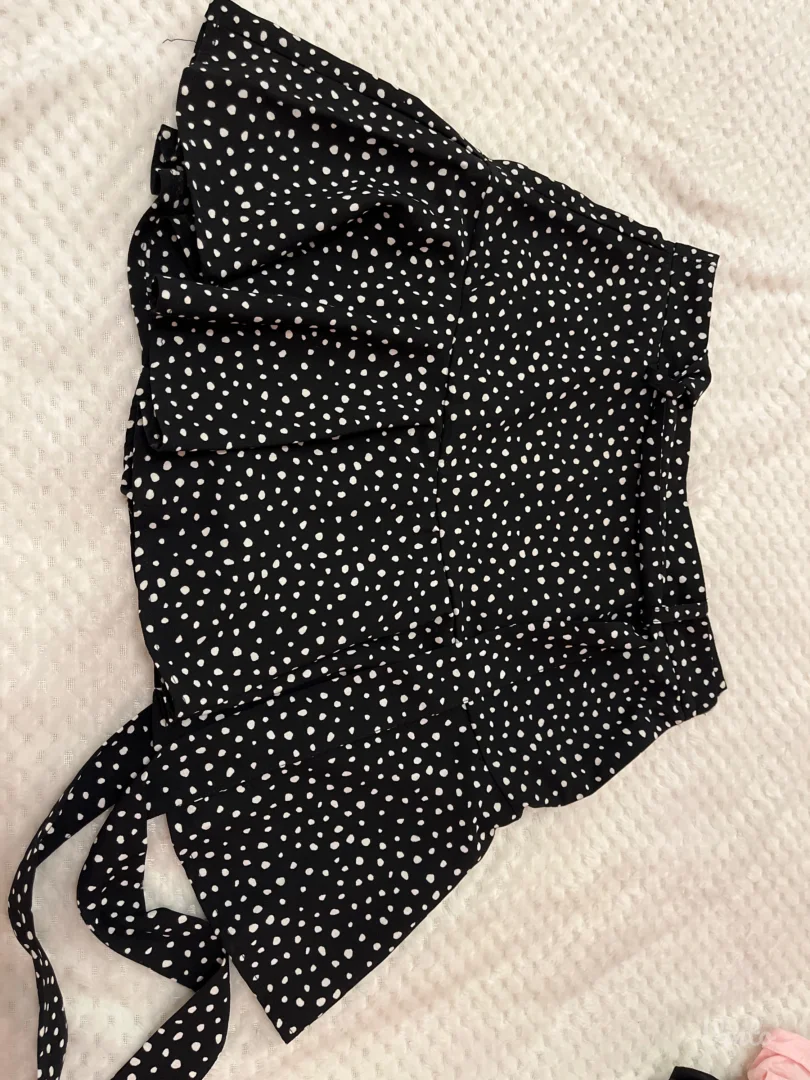 Crna mini suknja sa tufnicama