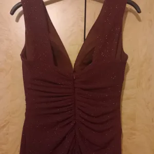 Elegantna bordo svečana haljina – idealna za svadbe i mature | 38