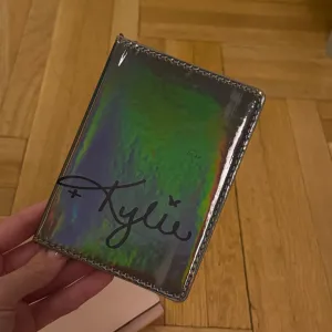 KenndalxKylie futrola za pasos