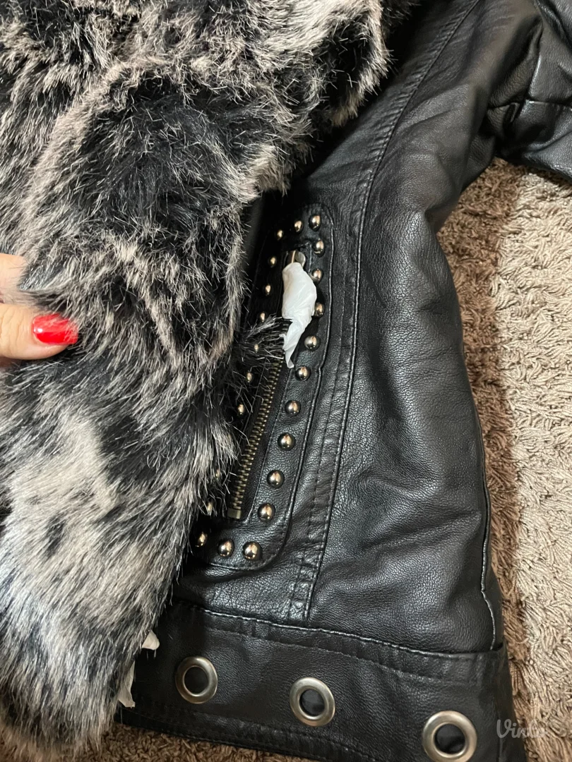 Crna jakna sa krznom