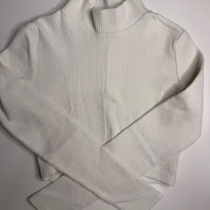 Crop top rolka bershka