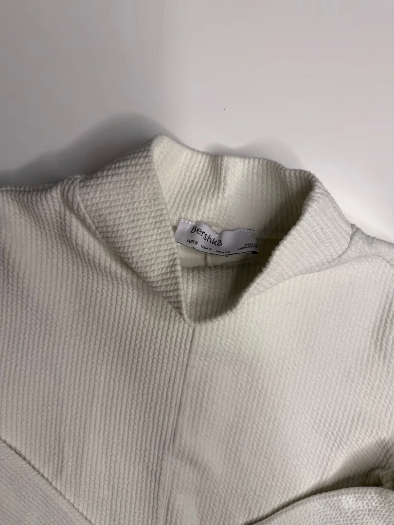 Crop top rolka bershka